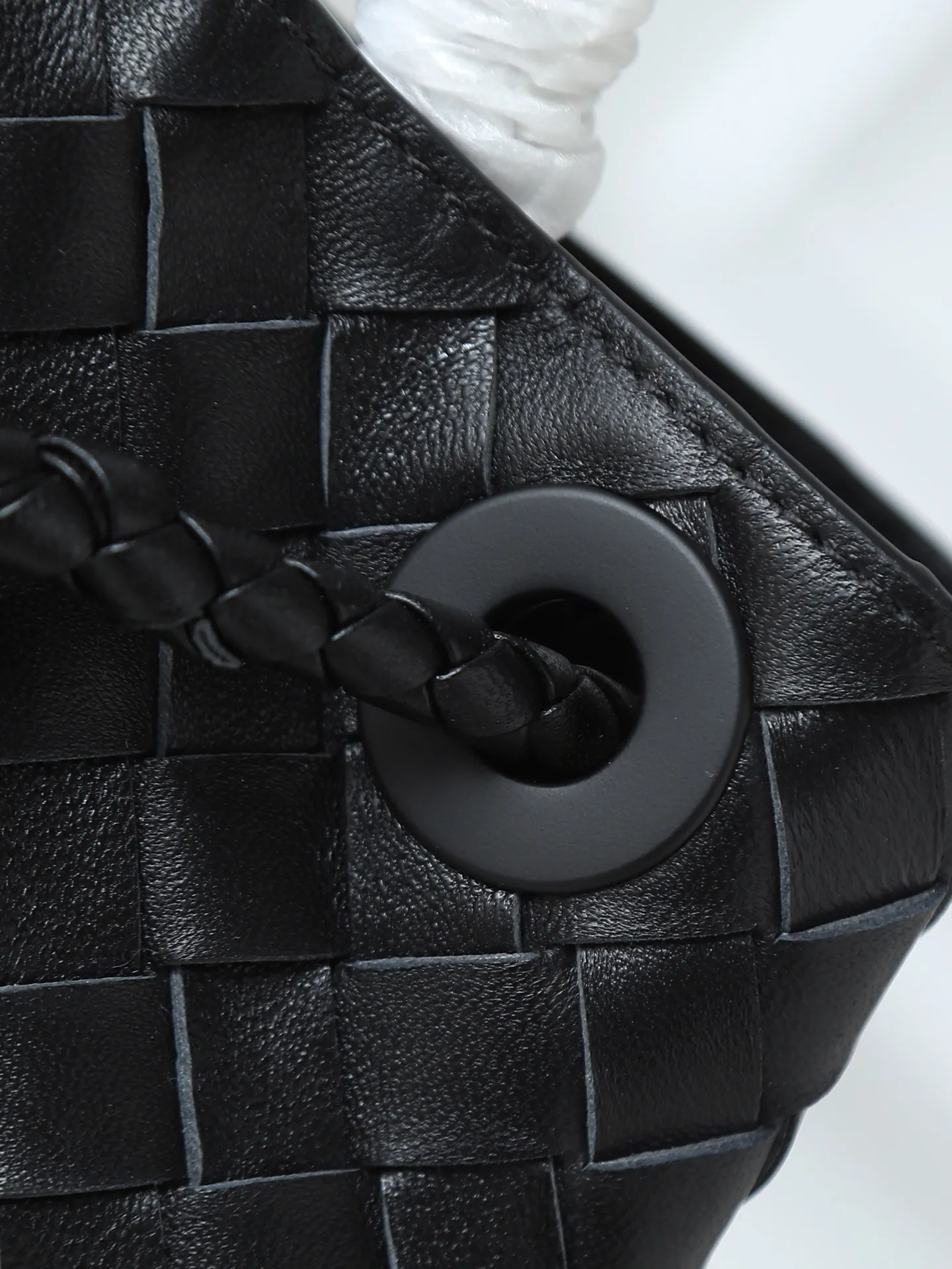 1300. Andiamo is shipping‼ ️Really popular🔥The new Andiamo woven handbag launched by Bottega Veneta this season is really popular all over the world! ! Celebrities at home and abroad have worn it, and Oscar-winning actress Michelle Yeoh has taken it out on the street. Song Jia, Trai Yala, Yu Feihong, Sanji Ayaka, Rosie Hunting-Whiteley, Yoshioka Riho, etc. have all worn this bag. It is classic and versatile and shows off your temperament, and the bag capacity is also large, which is very convenient for daily commuting! ! A variety of carrying methods, the shoulder straps can be adjusted by yourself, the original lambskin feels soft and delicate, and the unisex style breaks the gender boundaries and brings a more practical and long-lasting use experience. Andiamo, which has both elegant and casual styles, perfectly interprets the true appearance of "fashionable old money style". Style number: 766014 Size: 25*22*10.5cm